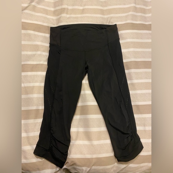 Women’s Capri Lululemon Pants Size 6 - Picture 1 of 5